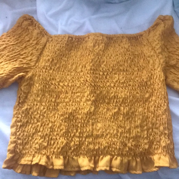 A yellow shirt - Picture 1 of 1